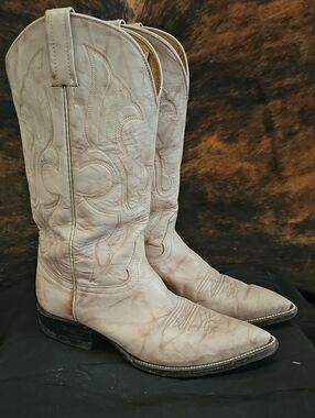 Classic Western Leather Cowboy Boots in Light Taupe